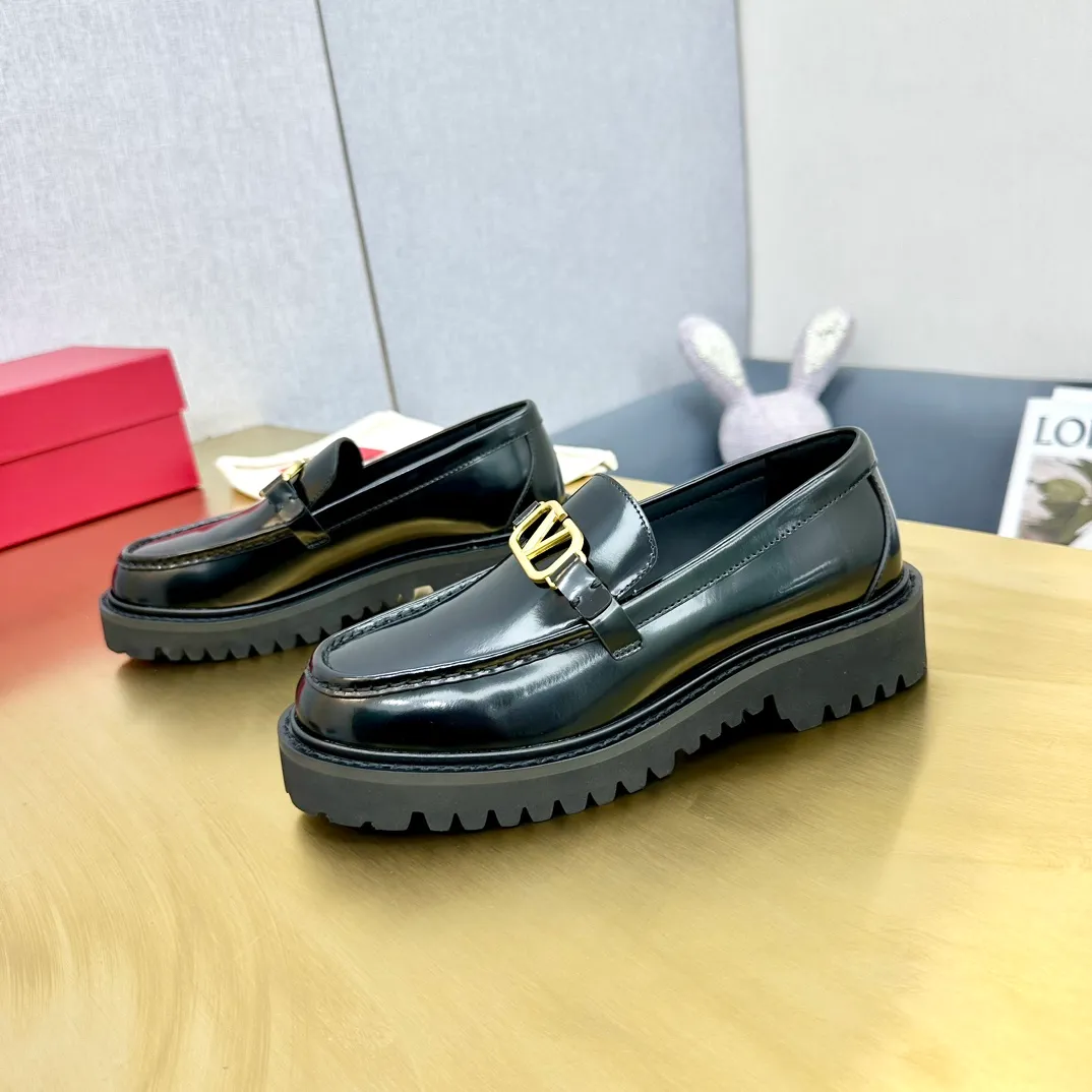 👟👟Ex-factory price 560👟👟 2024【VALENTINO】Valentino's early spring fashionable slip-on loafers are hot new🆕 Versatile style with temperament💃🏻 Slay the whole audience immediately when you put them on [Love] The ultra-simple design is more timeless and attractive! Fashionable and neat feeling, it is a magic tool for increasing your height and slimming down ✨ The shoe collar is specially added with anti-wear latex! You won't feel tired after walking all day long🦶🏻 The upper is made of open-edge beaded cowhide material and paired with a calfskin lining, which is full of texture! 👿Bottom thickness 4.0cm 👿Color: Black Brown 👿Size: 35-40 Factory ready supply